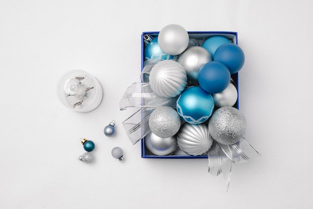 make-your-christmas-homely-and-festive-with-glass-ornaments-and-accessories